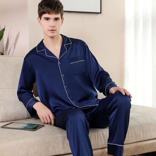 High-End Men’s Silk Pajamas for Spring and Autumn (5) Loose-fit men’s silk pajama set for spring and autumn